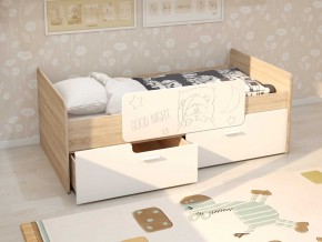 Кровать Умка дуб сонома с белыми ящиками и ограничителем в Лесном - lesnoj.magazinmebel.ru | фото - изображение 1